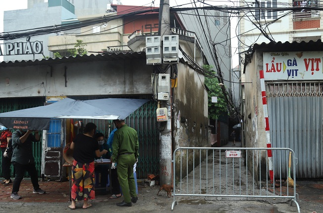 Hà Nội: Thấy phong toả, 1 người sống cùng tòa nhà BN714 bỏ trốn 