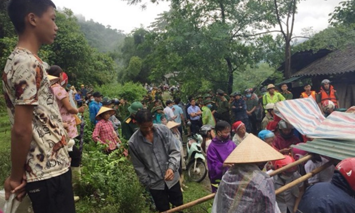 Sạt lở đất đá vùi lấp 2 vợ chồng ở Lào Cai