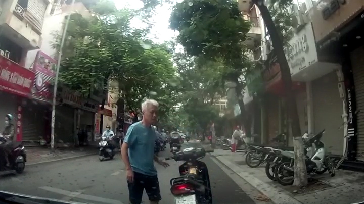 Video: Người đàn ông chặn đầu ô tô, dừng xe châm thuốc hút giữa đường
