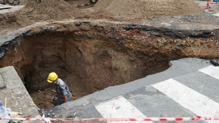 'Hố tử thần' xuất hiện ngay ngã tư sau trận mưa lớn ở TP.HCM