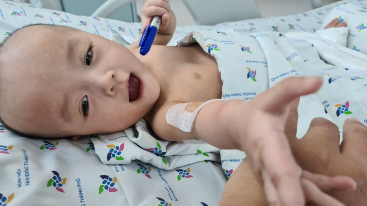 Trúc Nhi - Diệu Nhi sắp được tập đi sau ca mổ tách rời