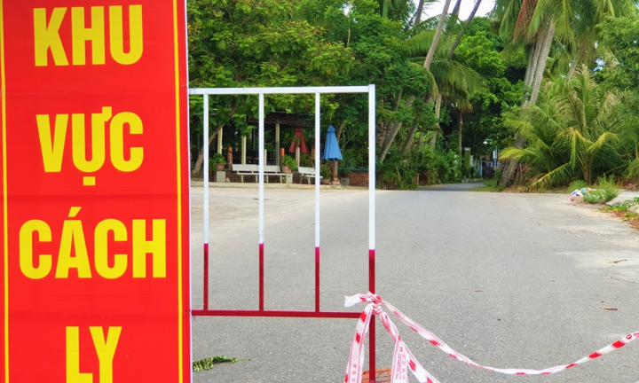 Bất chấp lệnh cấm, quán cà phê, internet vẫn mở cửa đón khách