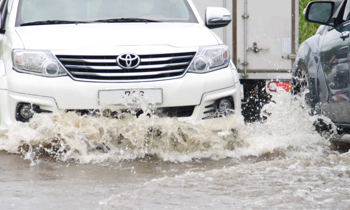 Xe vẫn phải bơi trên đường sau trận mưa lịch sử ở TP.HCM