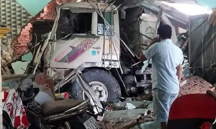 Xe ben lao vào tông sập 3 nhà khiến nhiều người bị thương ở Bình Dương