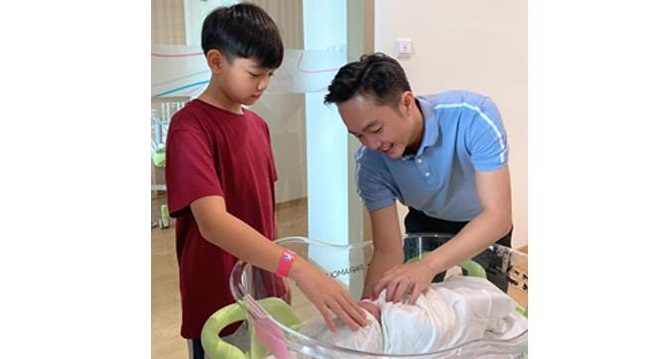Cường Đô La hạnh phúc khoe ảnh con gái vừa chào đời