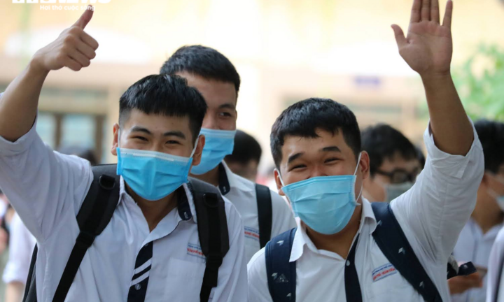 Đề Văn thi tốt nghiệp THPT: Thí sinh vui vẻ rời phòng thi vì đề dễ
