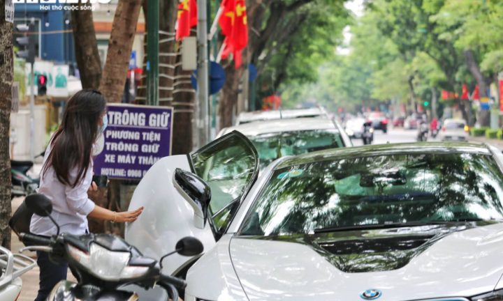 Ngắm dàn xe hơi tiền tỷ đưa cậu ấm cô chiêu đi thi tốt nghiệp THPT