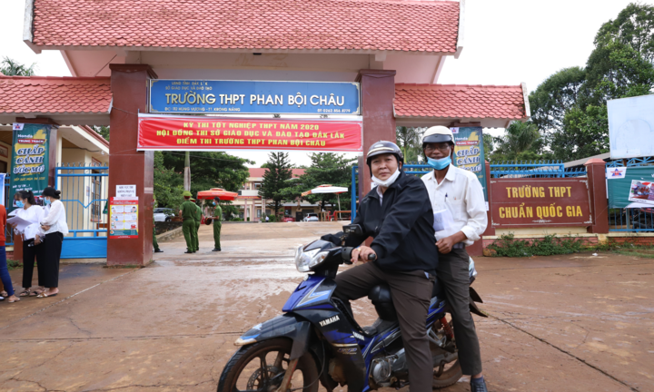 Chỉ huy trưởng quân sự xã cùng cán bộ Một cửa chở nhau đi thi THPT