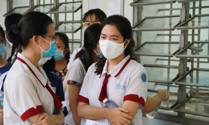 Ảnh: Sĩ tử Sài Gòn đo thân nhiệt, đeo khẩu trang vào phòng thi tốt nghiệp THPT