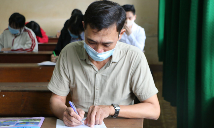 Cán bộ Hội Cựu chiến binh 53 tuổi thi tốt nghiệp THPT