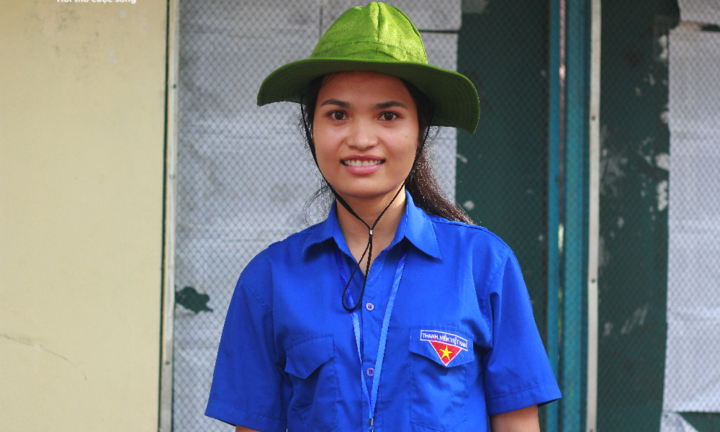 Xúc động nữ tình nguyện viên bước đi khập khiễng tiếp sức sĩ tử thi tốt nghiệp