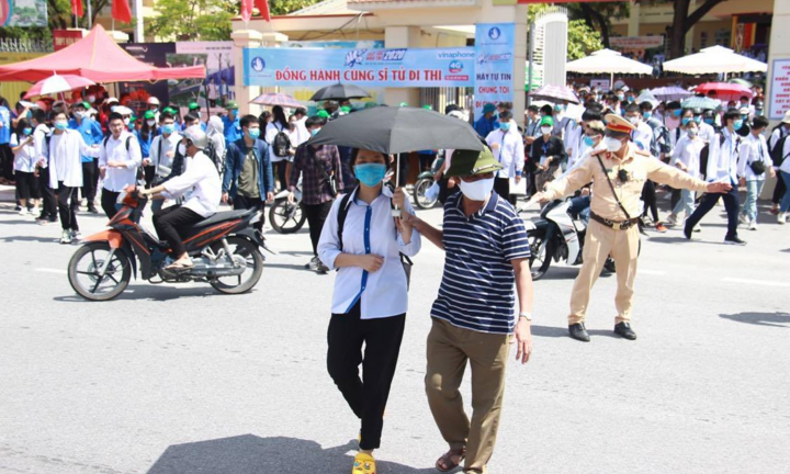 Một số điểm thi ở Quảng Ninh thiếu đề thi tốt nghiệp bài tổ hợp, phải in sao gấp