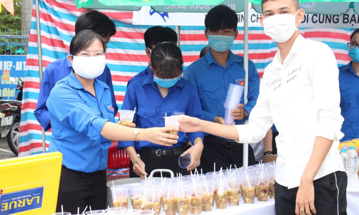 Thanh niên tình nguyện nấu 'chè hy vọng' tiếp sức sĩ tử thi tốt nghiệp THPT