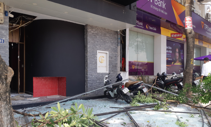 Nổ như bom cạnh ngân hàng trên phố Hà Nội, nhiều người hoảng loạn