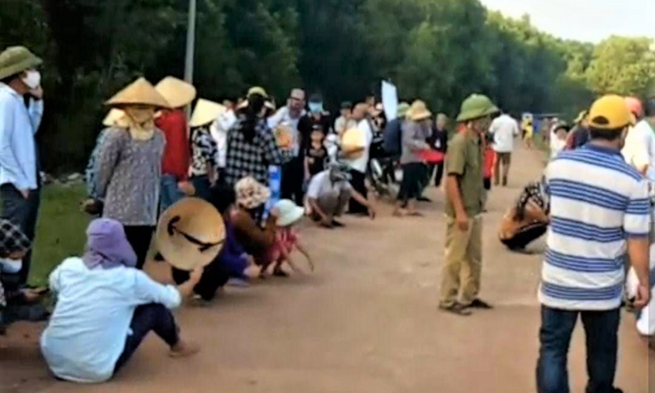 Dân phản đối trại lợn xả thải gây ô nhiễm, tỉnh Nghệ An họp khẩn