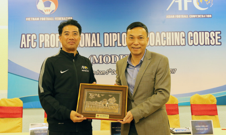 Tân Giám đốc kỹ thuật cách ly 14 ngày trước khi làm việc cho VFF 