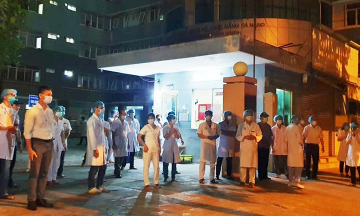 Y bác sĩ cùng người dân ĐN hát vang bài ‘Như có Bác Hồ trong ngày vui đại thắng’