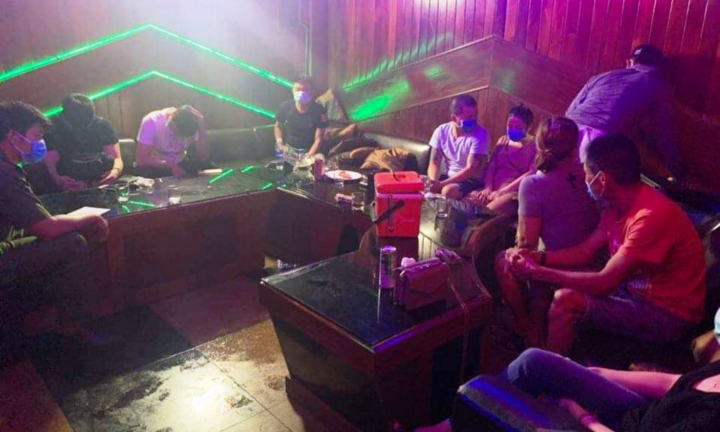 Lén mở karaoke cho hàng chục người hát hò, phê ma túy bất chấp lệnh cấm