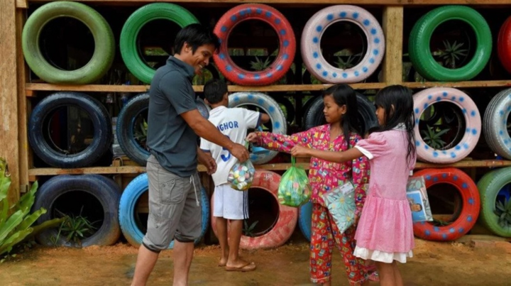 Những đứa trẻ thu thập rác để đóng học phí tiếng Anh