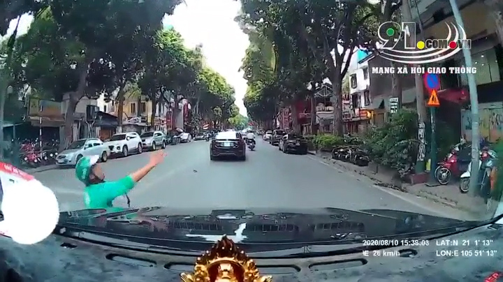 Video: Tài xế Grab bike vượt đèn đỏ bị ô tô tông ngã ở Hà Nội
