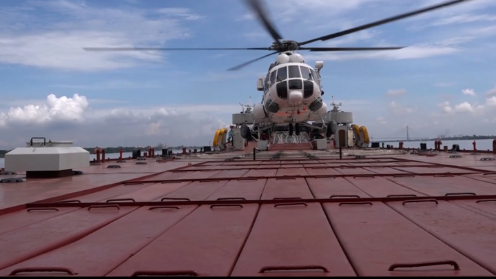 Video: Chiến sĩ không quân huấn luyện bay treo, cất hạ cánh trực thăng trên tàu