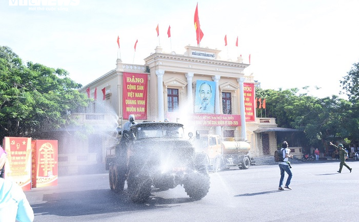 Hải Phòng phun hóa chất khử trùng 700km đường phố để phòng dịch COVID-19