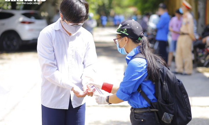 Ảnh: Áo xanh tình nguyện tiếp sức thí sinh kỳ thi tốt nghiệp có một không hai
