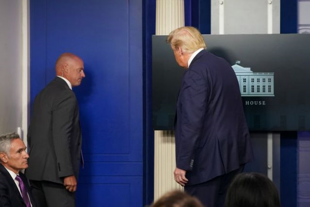 Nổ súng bên ngoài Nhà Trắng, Tổng thống Trump được hộ tống rời họp báo