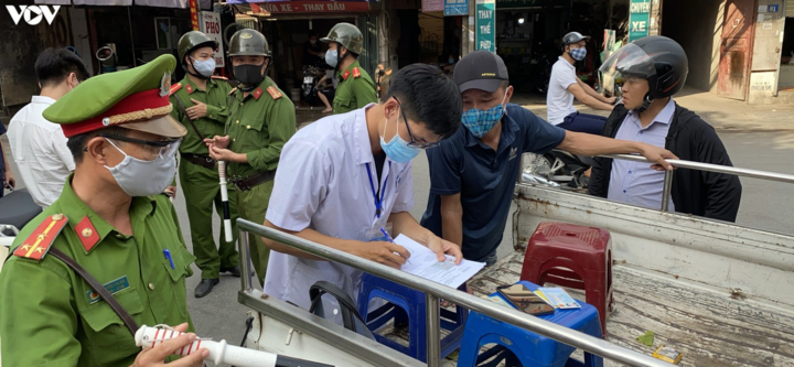 Hà Nội xử phạt hàng loạt trường hợp không đeo khẩu trang khi ra đường