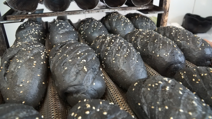 Cận cảnh bánh mì 'bóng đêm' gây sốt ở TP.HCM