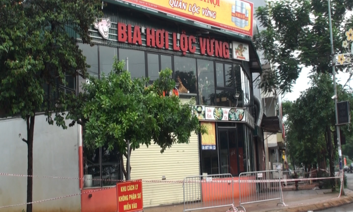 Video: Phong tỏa quán bia hơi có người nghi nhiễm COVID-19 ở Hà Nội