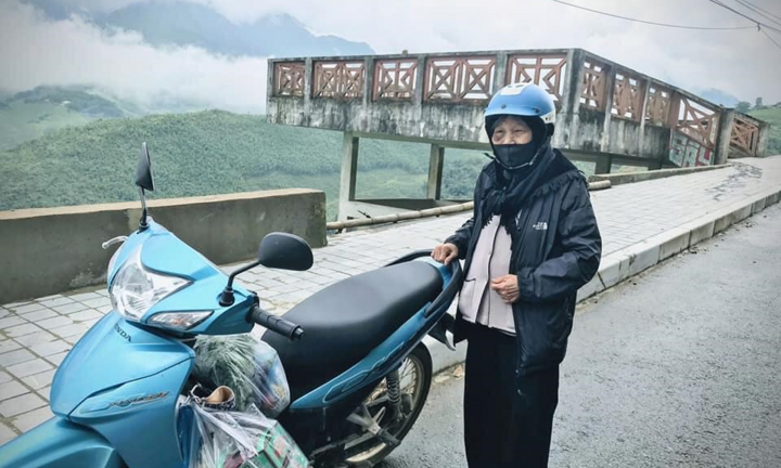 Cụ bà 90 tuổi vẫn 'phượt' lên Sapa bằng xe máy khiến dân mạng nể phục