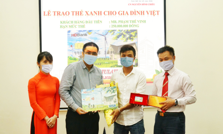 HDBank trao “Thẻ Xanh cho gia đình Việt” cho khách hàng đầu tiên