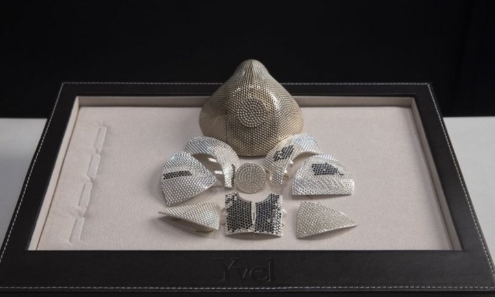 Khẩu trang đắt nhất thế giới đính 3.600 viên kim cương