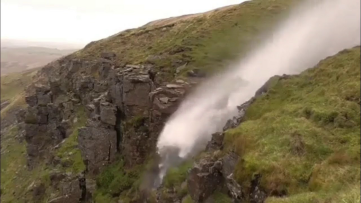 Video: Kỳ lạ thác nước chảy ngược trong gió bão ở Australia