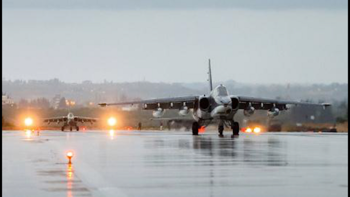 Video: Chiến đấu cơ Su-25 bay ngửa, chao lượn ấn tượng, phóng mồi nhiệt