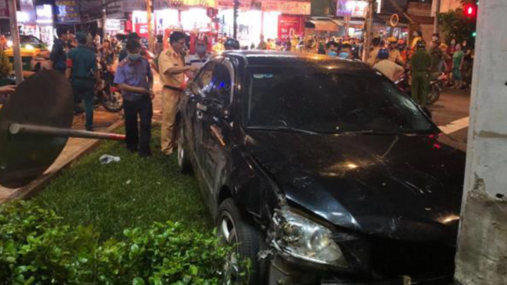 Video: Cận cảnh hiện trường ô tô Camry tông hàng loạt xe máy ở TP.HCM