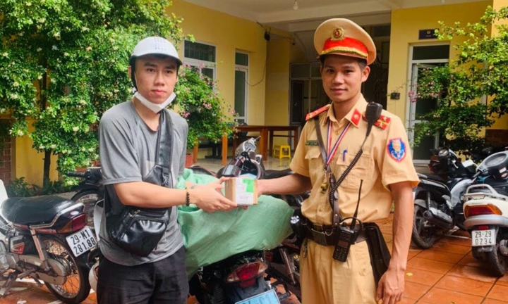 CSGT Hà Nội trả lại thùng hàng trị giá hơn 100 triệu cho người đánh rơi