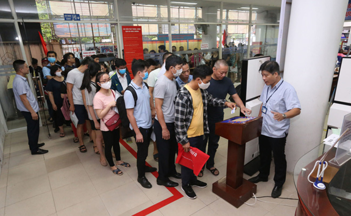Người thất nghiệp do dịch tăng cao, trung tâm dịch vụ việc làm Hà Nội đông nghẹt