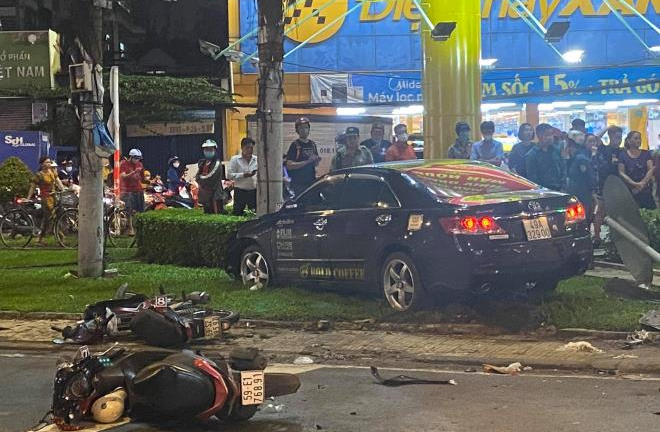 Nữ tài xế lái ô tô Camry tông hàng loạt xe máy ở TP.HCM khai gì?