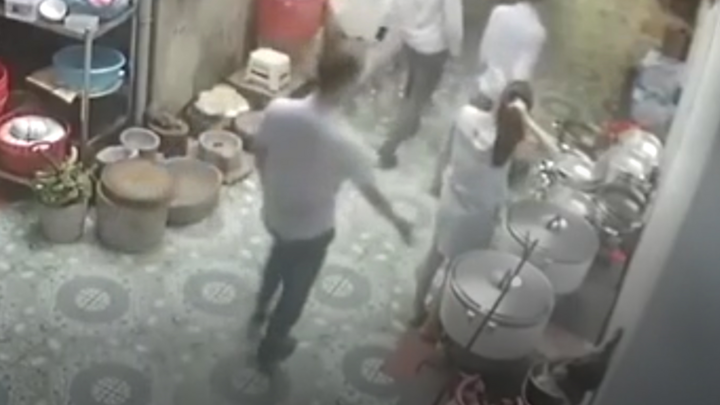 Sàm sỡ cô gái trong quán nhậu, nam thanh niên bị đấm thẳng mặt