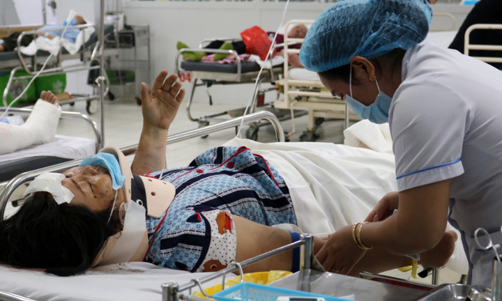 Nạn nhân vụ ô tô Camry tông hàng loạt xe máy ở TP.HCM: 'Mọi người bị hất văng'