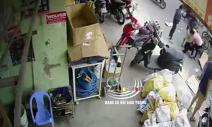 Clip: Húc văng người phụ nữ đẩy xe qua đường, tài xế ô tô nhẫn tâm bỏ trốn
