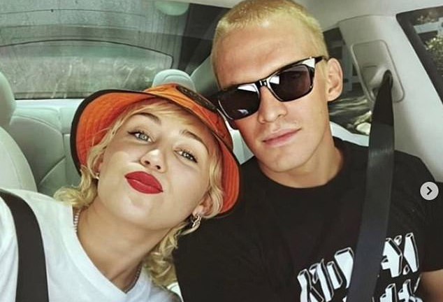 Miley Cyrus chia tay người yêu trẻ sau 10 tháng công khai?