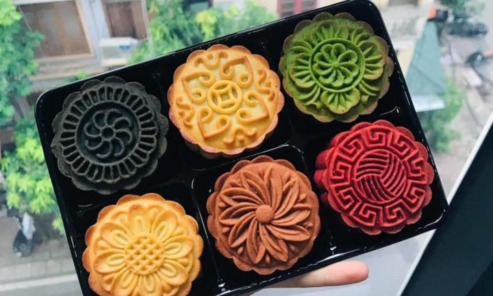 Chợ mạng rầm rộ rao bán bánh Trung thu độc lạ