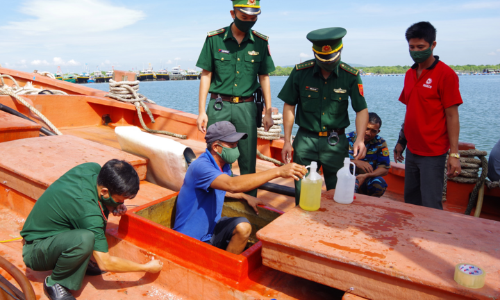 Biên phòng bắt giữ hơn 150.000 lít dầu không rõ nguồn gốc
