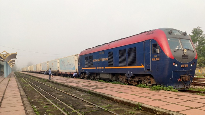 Tàu hàng vẫn nhộn nhịp giữa mùa dịch