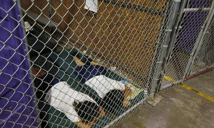 Tố ông Trump nhốt trẻ nhập cư, bà Obama 'quên' nói lồng xây từ thời ông Obama