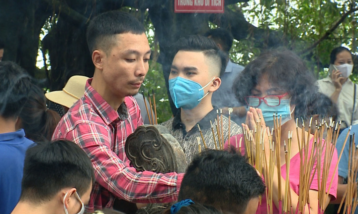 Ngàn người Hà Nội chen chúc nhau đi lễ phủ Tây Hồ giữa dịch COVID-19