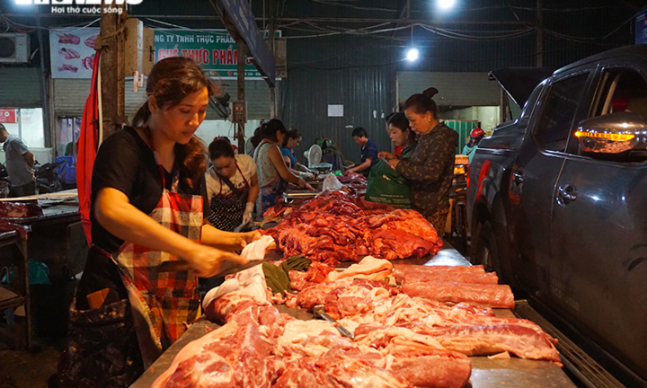 Giá lợn hơi giảm mạnh, đến lượt giá thịt ở chợ 'loạn'